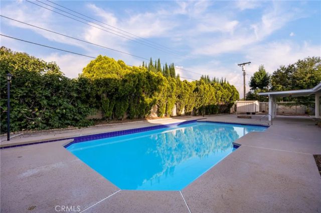 10000 Amestoy Avenue, Northridge, CA 91325