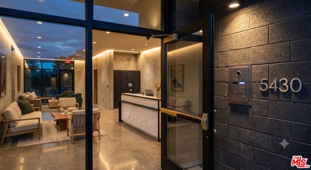5432 Virginia Avenue, Los Angeles, CA 90029