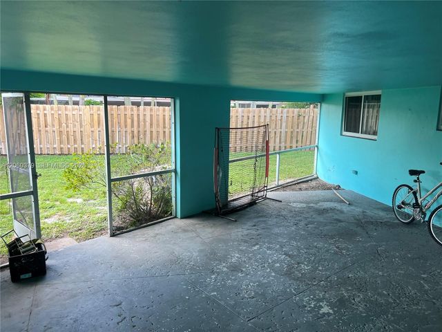 3700 NW 25th St, Lauderdale Lakes, FL 33311