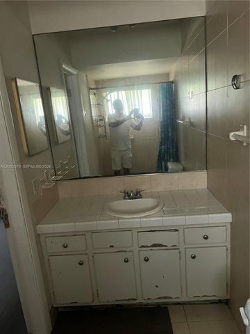 3700 NW 25th St, Lauderdale Lakes, FL 33311