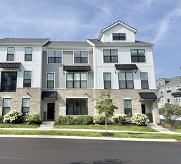 2752 S Spurway Drive, Ann Arbor, MI 48105