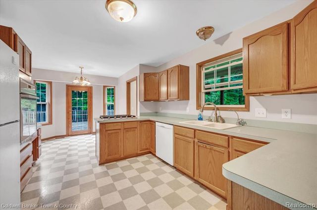 7250 Randall Drive, Fenton, MI 48430
