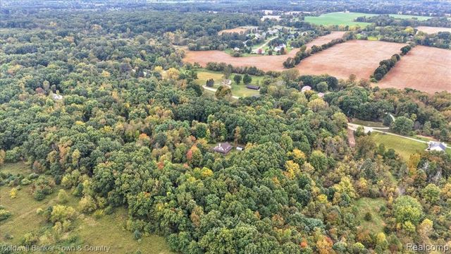 7250 Randall Drive, Fenton, MI 48430