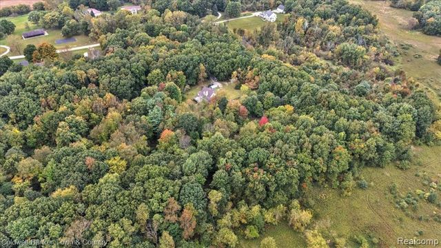 7250 Randall Drive, Fenton, MI 48430