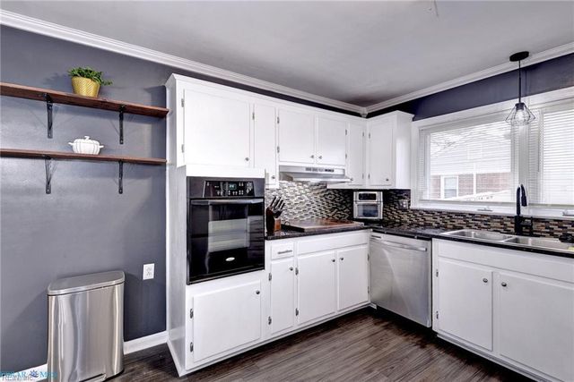 3 Hillcrest CIR, Hampton, VA 23666