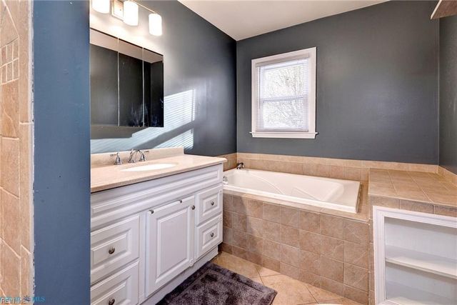 3 Hillcrest CIR, Hampton, VA 23666