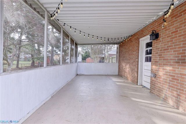 3 Hillcrest CIR, Hampton, VA 23666