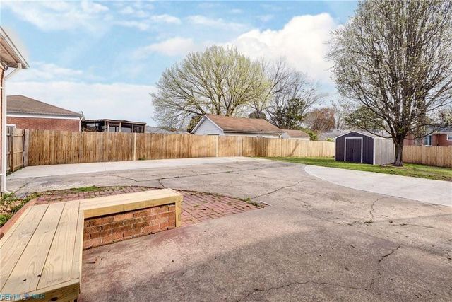 3 Hillcrest CIR, Hampton, VA 23666