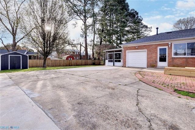 3 Hillcrest CIR, Hampton, VA 23666
