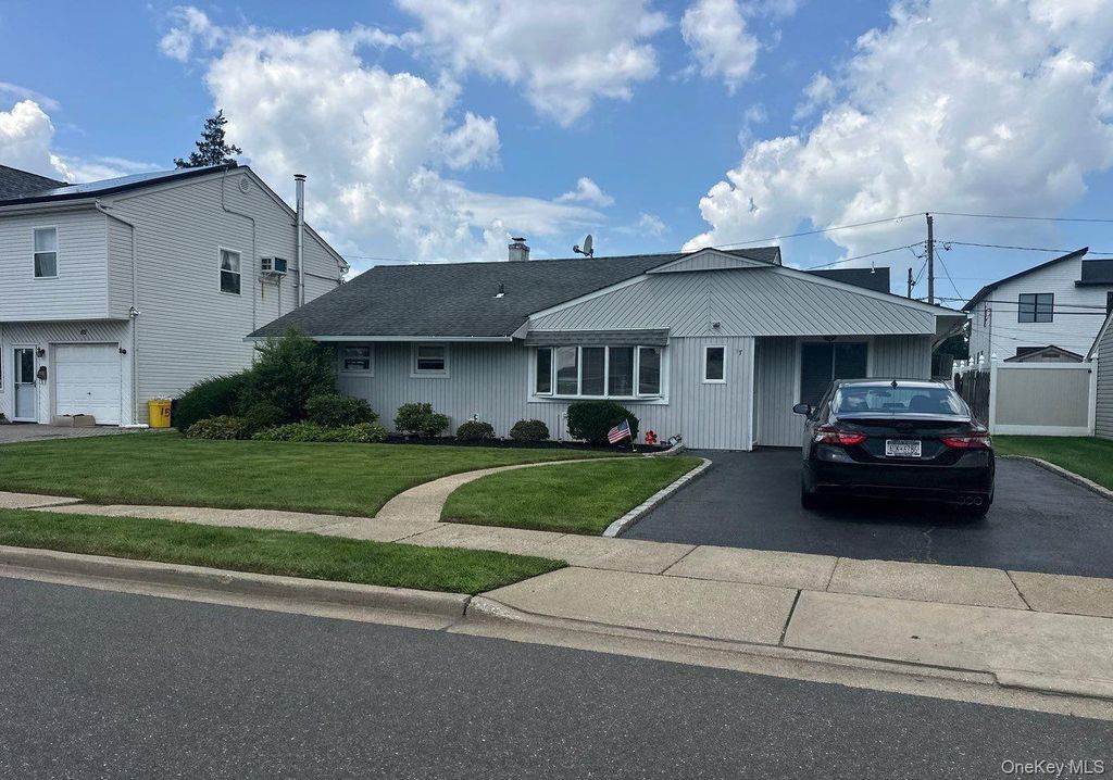 17 Wilson Lane, Bethpage, NY 11714 — photo 4