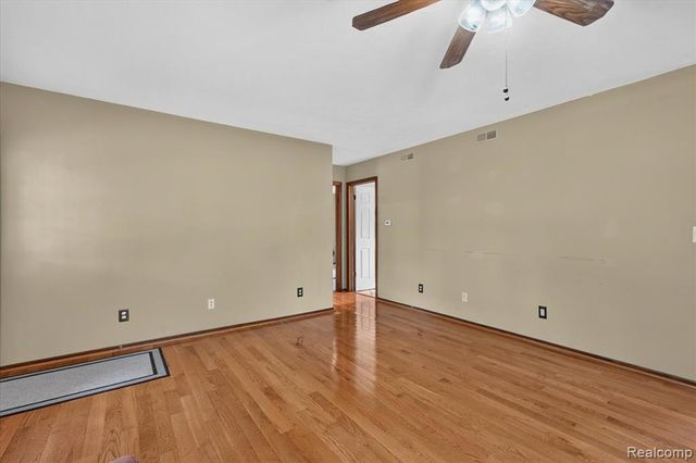 5219 E Carpenter Road, Flint, MI 48506