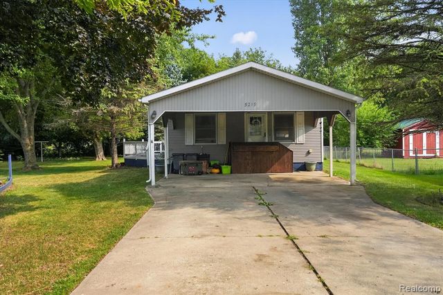 5219 E Carpenter Road, Flint, MI 48506