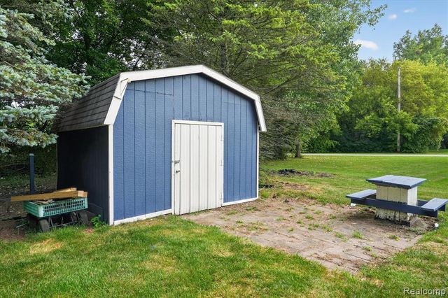 5219 E Carpenter Road, Flint, MI 48506