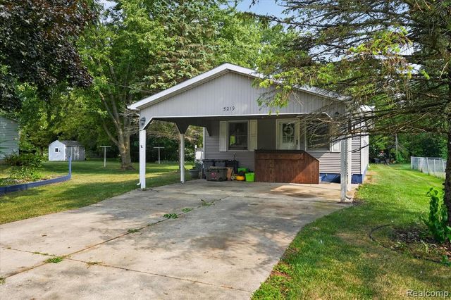 5219 E Carpenter Road, Flint, MI 48506