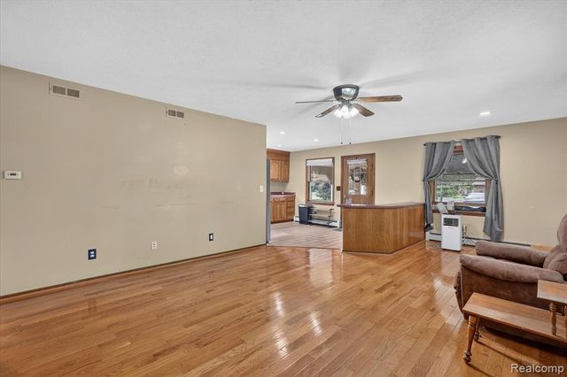 5219 E Carpenter Road, Flint, MI 48506