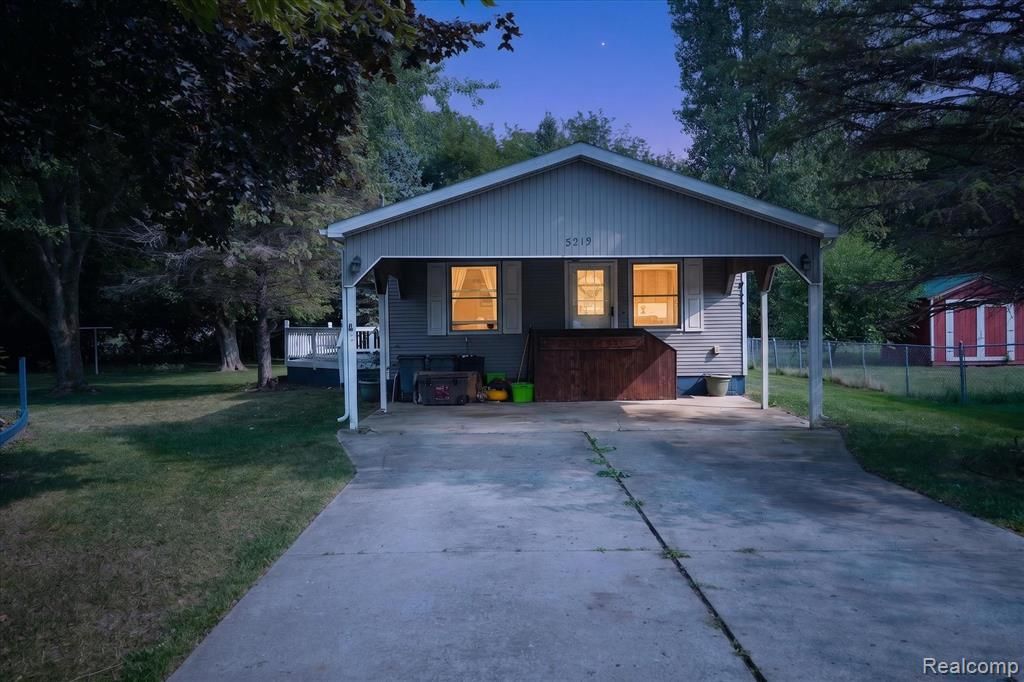5219 E Carpenter Road, Flint, MI 48506