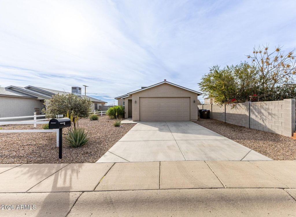 Image 3 of property listing at 860 S Main Street, Coolidge, AZ 85128