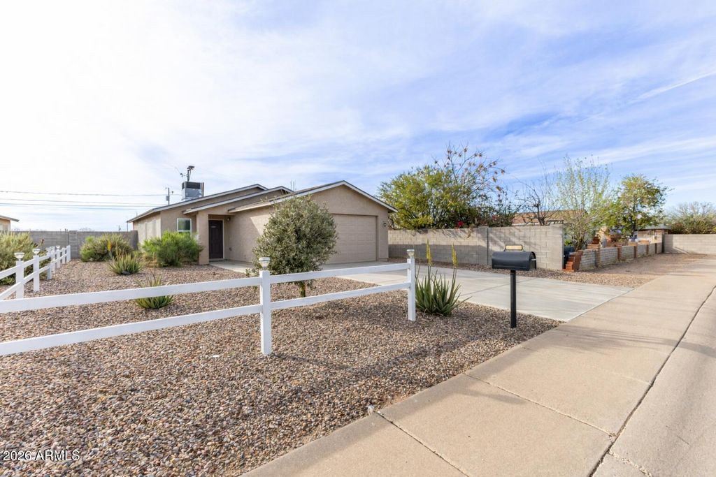 Image 4 of property listing at 860 S Main Street, Coolidge, AZ 85128