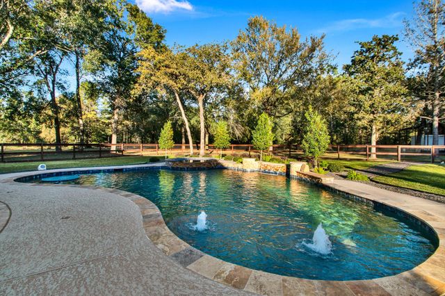 33402 Hillside Drive, Pinehurst, TX 77362