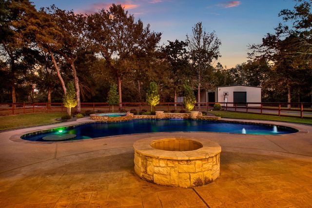 33402 Hillside Drive, Pinehurst, TX 77362