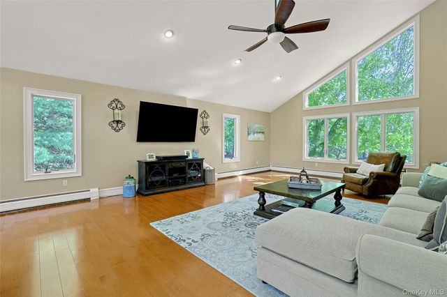 20 Sandstone Trail, New City, NY 10956
