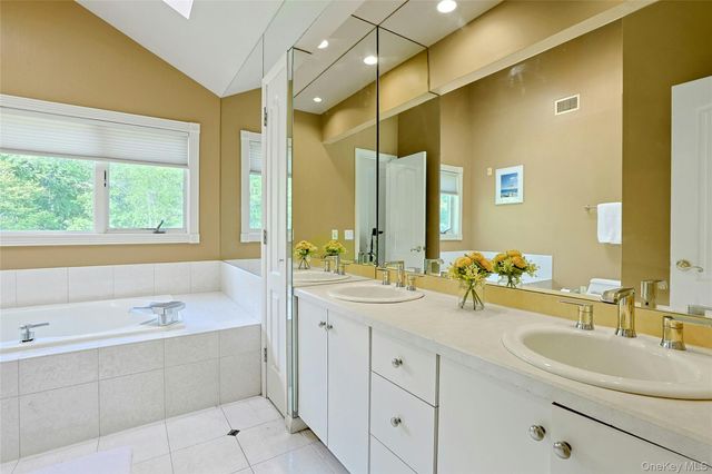 20 Sandstone Trail, New City, NY 10956
