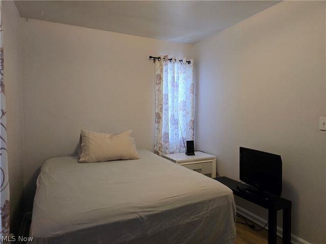 27 Grandmere Drive, Bedford, OH 44146