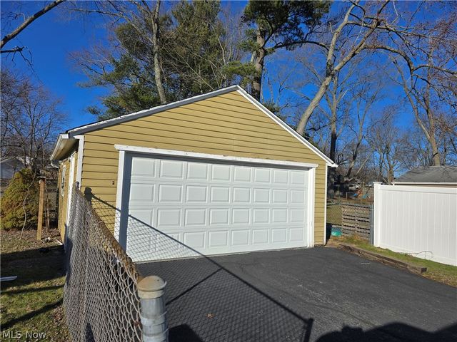 27 Grandmere Drive, Bedford, OH 44146