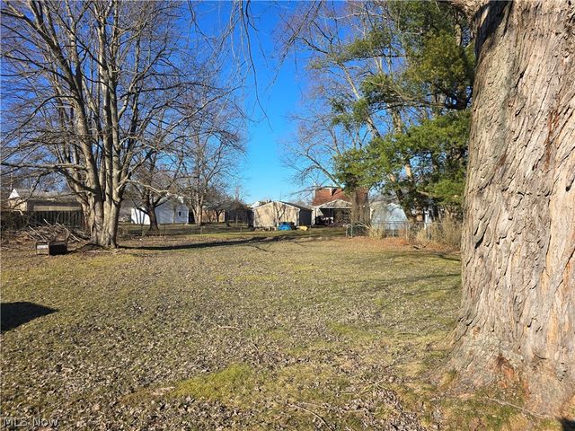 27 Grandmere Drive, Bedford, OH 44146