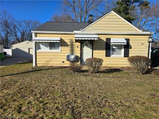 27 Grandmere Drive, Bedford, OH 44146
