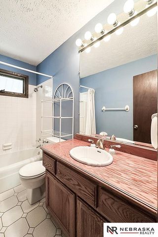 2203 Beaver Lake Boulevard, Plattsmouth, NE 68048