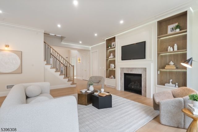 333 Harrison St, Paramus Boro, NJ 07652