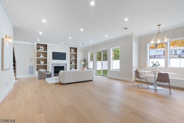 333 Harrison St, Paramus Boro, NJ 07652