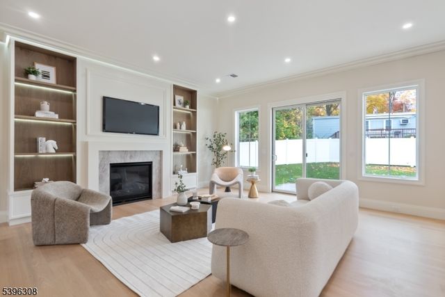 333 Harrison St, Paramus Boro, NJ 07652