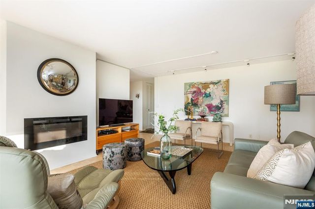 1 Claridge Drive 408, Verona, NJ 07044