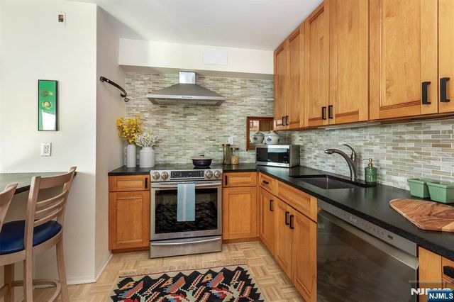 1 Claridge Drive 408, Verona, NJ 07044