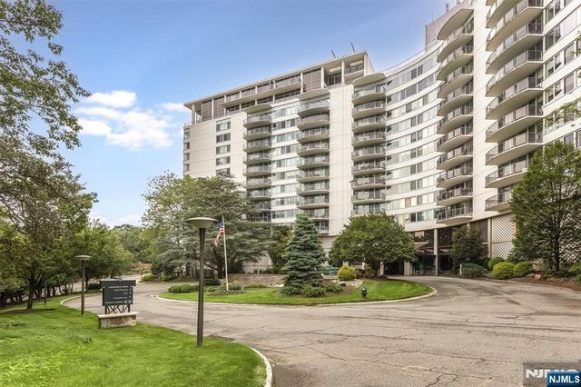 1 Claridge Drive 408, Verona, NJ 07044
