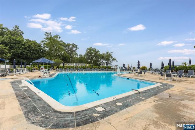 1 Claridge Drive 408, Verona, NJ 07044