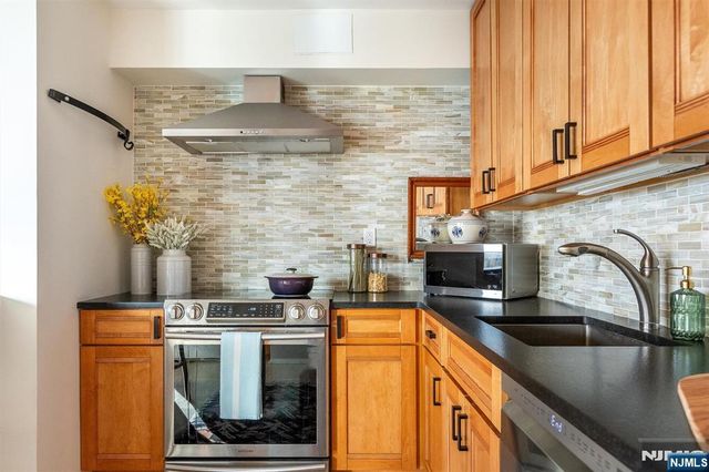 1 Claridge Drive 408, Verona, NJ 07044
