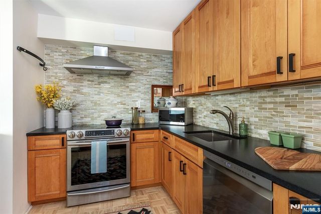 1 Claridge Drive 408, Verona, NJ 07044