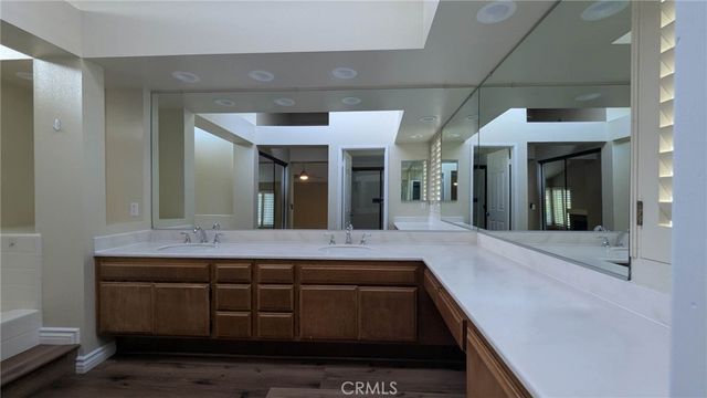 18 Harrisburg, Irvine, CA 92620