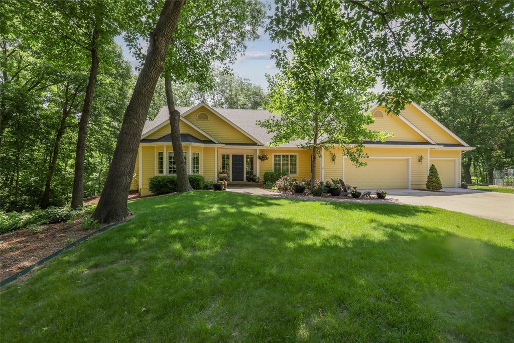 4210 Beaver Hills Drive, Des Moines, IA 50310
