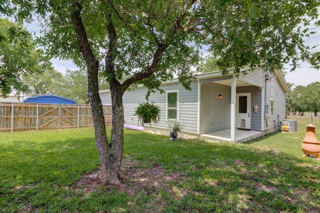 855 Aspen LN, Cottonwood Shores, TX 78657