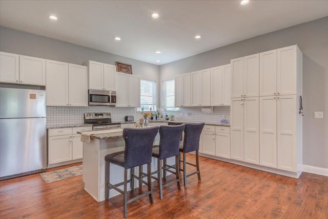 855 Aspen LN, Cottonwood Shores, TX 78657