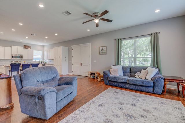 855 Aspen LN, Cottonwood Shores, TX 78657