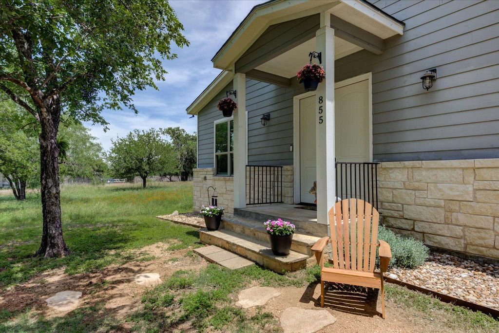 855 Aspen LN, Cottonwood Shores, TX 78657