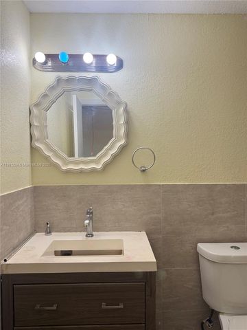 906 SW 74th Ave, North Lauderdale, FL 33068