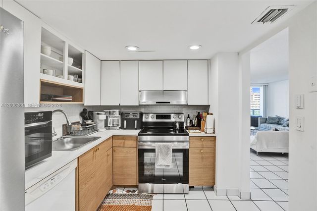 100 Bayview Dr 401, Sunny Isles Beach, FL 33160