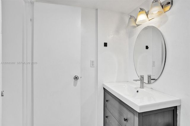 100 Bayview Dr 401, Sunny Isles Beach, FL 33160