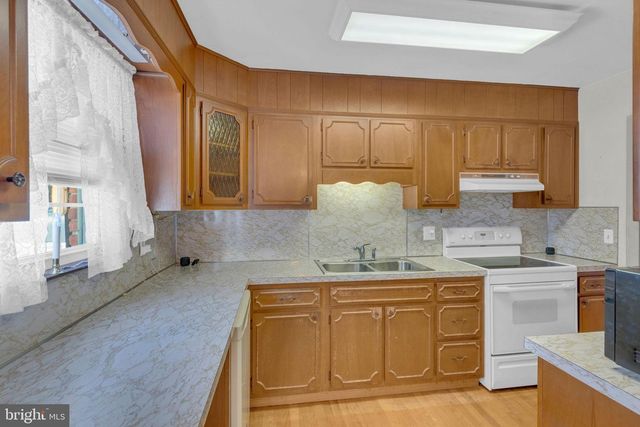 8 HUTCHINSON RD, Allentown, NJ 08501